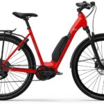 Naisten muodokas Helkama CE9 (2025) on sähköpyöräkaunotar on uudistunut. Mallin uudet värit italianpunainen ja antrasiitti kääntää katseet kaupunkiajelulla tai kauppareissuilla. CE9:ssa yhdistyvät uusimmat sähköpyörätekniikat sekä modernit peruspyöräkomponentit sekä kotimaisuus. Pyörässä on RockShox Paragon etujousitus, hydrauliset levyjarrut ja kiinteät valot.