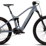 Helkama FSE12 täysjousto EP801 sähköpyörä on suunniteltu urheilulliseen maastoajoon. Optimaalisen voimantuoton saavuttamiseksi pyörässä on mullet -renkaat; 29 tuuman rengas edessä ja leveä 27, tuuman rengas takana. Laadukkaiden komponenttien myötä jyrkät rinteet ja haastavat metsäpolut ovat miellyttäviä ajaa.