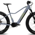 Helkama FE12 e -Fatbike sähköpyörä jousto-keulalla tarjoaa pirteää menoa hiekalle tai metsäpoluille. Shimanon Steps tekniikka sopii erinomaisesti tämän tyyppiseen pyörään keveytensä takia, EP8 moottori painaa vaivaiset 2,6kg. Shimanon suuri 630Wh akku avustaa ajomatkaa mukavasti pidemmällekin pyörälenkille. Uutena vaihtoehtona on järeä 708Wh akku, todella pitkälle ajomatkalle. Integroituna se kulkee rungon alaputkessa ja näin painopiste pyörässä säilyy alhaalla.