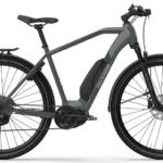 Helkama SE10L miesten sähköpyörä (2025) lukittavalla joustohaarukalla ja integroiduilla valoilla. Helkama SE10L hybridisähköpyörä on laitettu kokonaan uusiksi hienolla värillä ja uudella runkoprofiililla. SE-sähköhybridit ovat mukavia ja monikäyttöisiä matkakumppaneita kaikkeen arkiliikkumiseen – ja ehdoton vakionäky työmatkaliikenteessä. Aktiivinen, jopa hieman sportinen ajoasento yhdistettynä rullaavin renkaisiin ja vahvaan moottoriin takaa nautinnolliset vauhdit.