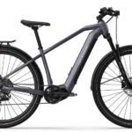 Helkama SX10 miesten sähköpyörä Autoshift 29″ on joka alustan ja sään sporttinen sähköhybridipyörä pidemmille työmatkoille ja vapaa-ajan pyörälenkeille. Pyörässä on runkoon integroitu akku ja automaattivaihteet. Sulavalinjaisen SX-pyörän Shimano Autoshift -tekniikka takaa, että voit keskittyä täysillä ajamiseen vaihteista välittämättä – järjestelmä nimittäin hoitaa vaihteen vaihtamisen automaattisesti. Käytössä on sopiva vaihde, kun lähdet liikkeelle, kiihdytät, nouset tai vain kruisailet kaduilla.