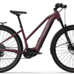Helkama SX10 sähköpyörä Autoshift 29" on joka alustan ja sään sporttinen sähköhybridipyörä pidemmille työmatkoille ja vapaa-ajan pyörälenkeille. Pyörässä on runkoon integroitu akku ja automaattivaihteet. Sulavalinjaisen SX-pyörän Shimano Autoshift -tekniikka takaa, että voit keskittyä täysillä ajamiseen vaihteista välittämättä – järjestelmä nimittäin hoitaa vaihteen vaihtamisen automaattisesti. Käytössä on sopiva vaihde, kun lähdet liikkeelle, kiihdytät, nouset tai vain kruisailet kaduilla.
