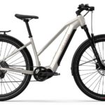 Helkama SX10 sähköpyörä helmiäis-shampanja 29″ on joka alustan ja sään sporttinen sähköhybridipyörä pidemmille työmatkoille ja vapaa-ajan pyörälenkeille. Pyörässä on runkoon integroitu akku ja automaattivaihteet. SX-hybridisähköpyörässä on Shimano Linkglide -voimansiirtojärjestelmä, joka varmistaa saumattoman vaihteiden vaihdon ja tekee pyöräilystä tasaista. Linkglide-tekniikka vähentää voimansiirron kulumista sekä vaihteiden vaihdon yhteydessä tapahtuvia kolahduksia ja hypähdyksiä. Pyörässä on lisäksi Suntourin etujousitus, mikä takaa erinomaisen ajomukavuuden niin asfaltti- kuin hiekkateillä.