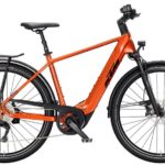 KTM Macina Tour CX 830 H sähköpyörä on täydellinen pyörä vaikka työmatkalle! Vai miltä kuulostaa tekniset tiedot - Valtava 800Wh akku, kiinteät lokasuojat, 85Nm Bosch:in moottori, integroidut valot, kunnollinen ketjunsuoja, tukeva rengas 47mm ja etujousitus. Ohittamaton paketti suoraan Itävallasta ja aina oikea rungon geometria, minkä vain KTM osaa! Bosch Performance Line CX potkii eteenpäin hienovaraisesti ja hydraulisten MT420 jarrujen tuntuma on hyvä ja pysähtyminen on helppoa.