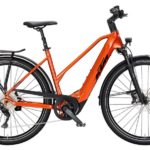 KTM Macina Tour CX 830 H naisten sähköpyörä on täydellinen pyörä vaikka työmatkalle! Vai miltä kuulostaa tekniset tiedot – Valtava 800Wh akku, kiinteät lokasuojat, 85Nm Bosch:in moottori, integroidut valot, kunnollinen ketjunsuoja, tukeva rengas 47mm ja etujousitus. Ohittamaton paketti suoraan Itävallasta ja aina oikea rungon geometria, minkä vain KTM osaa! Bosch Performance Line CX potkii eteenpäin hienovaraisesti ja hydraulisten MT420 jarrujen tuntuma on hyvä ja pysähtyminen on helppoa.
