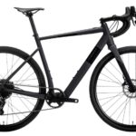 MBM Keres Plus 28" eGravel on upea, kevyt ja laadukas sähkögravelpyörä FSA takanapamoottorilla. Keres Plus on alumiinirunkoinen gravelpyörä hiilikuituhaarukalla, jossa laadukas ja varmatoiminen Sram Apex 1x11v vaihteisto sekä saman sarjan hydrauliset levyjarrut. WTB Riddler 37mm nappularenkailla eteneminen on pehmeää ja sujuvaa huonommallakin alustalla.