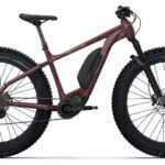 Helkama F 12v 27,5” 630Wh sähköpyörä, joka vie sinut pidemmälle, mukavammin. Helkama F 12v 27,5” on sähköfatpyörä, joka on suunniteltu viemään sinut pidemmälle ja mukavammin – olipa kyseessä työmatka auraamattomalla teillä…..