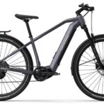 Helkama SX 9v 29″ sähköpyörä on suunniteltu kulkemaan tehokkaasti ja tyylikkäästi niin kaupungissa kuin metsäteillä. Se tarjoaa suorituskykyä, ajomukavuutta ja varmuutta kaikissa olosuhteissa.